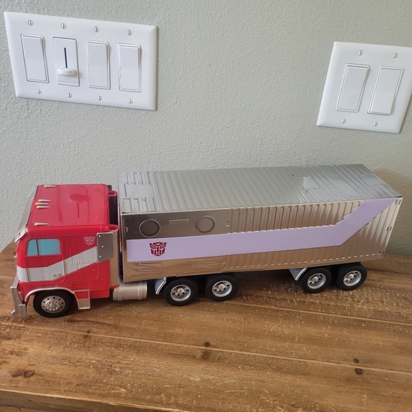 Transformers Rise Of The Beast Optimus Prime Popcorn Truck Bucket AMC exclusive - Picture 2 of 5